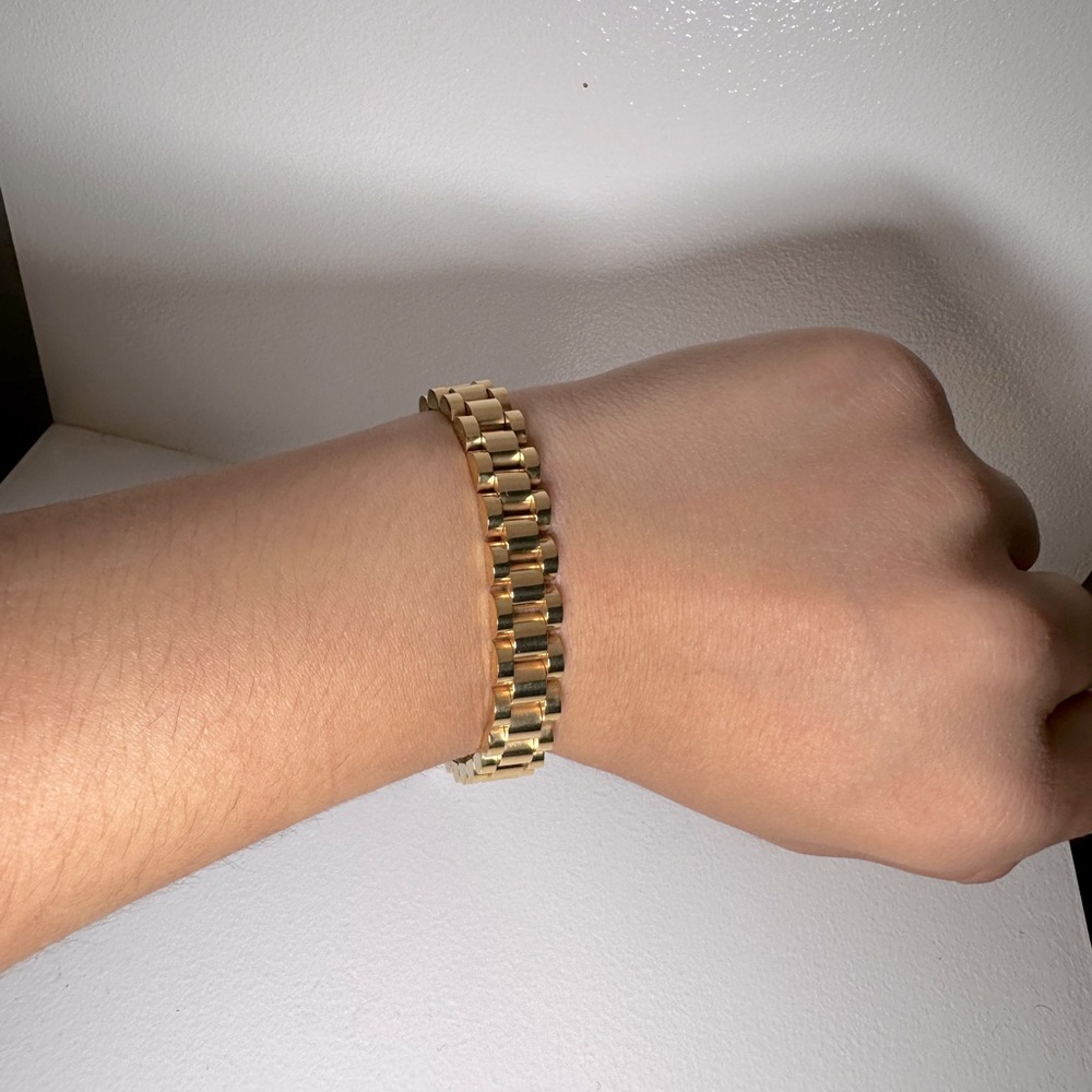 Dainty watch band in gold